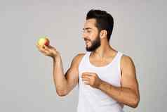 男人。白色t恤新鲜的水果苹果维生素工作室生活方式
