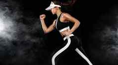 适合女人运动员跑步者黑色的背景强大的运动女孩短跑运动员运行穿体育装健身体育运动动机运行概念复制空间
