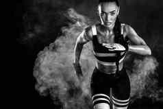 强大的运动女短跑运动员运行日出穿运动服装健身体育运动动机概念复制空间