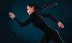 强大的运动女人短跑运动员运行黑色的背景穿运动服装耳机健身体育运动动机跑步者概念