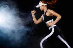 强大的运动女人短跑运动员运行黑色的背景穿运动服装健身体育运动动机运行概念复制空间