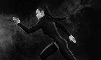 运行概念女孩跑步者运行黑色的背景运动服装女人短跑运动员马拉松距离