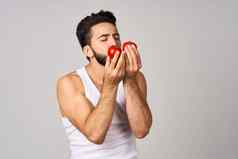 有胡子的男人。新鲜的西红柿健康的生活方式饮食食物光背景