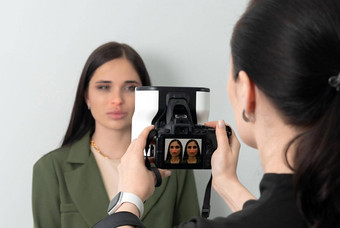 美容师采取图片女病人白色背景相机系统