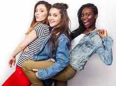 多样化的多国家女孩集团十几岁的朋友公司快乐的有趣的快乐微笑可爱的摆姿势孤立的白色背景生活方式人概念非裔美国人高加索人