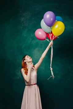 快乐的女人色彩斑斓的气球生日有趣的
