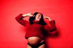 肖像怀孕了女人大肚子手持有红色的汗水