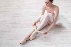 芭蕾舞女演员把尖端芭蕾舞鞋子优雅的腿
