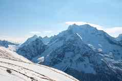 dombay阿尔卑斯山脉白雪覆盖的山坡上雪山太阳好天气冬天滑雪季节