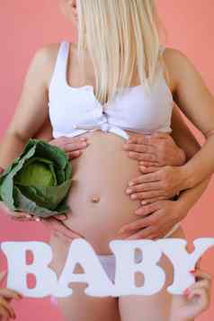 特写镜头怀孕了女人内衣保持登记婴儿卷心菜