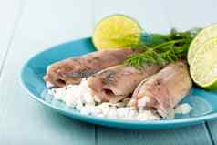 传统的荷兰食物鲱鱼鱼