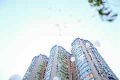 高建筑飞行白色气球天空背景