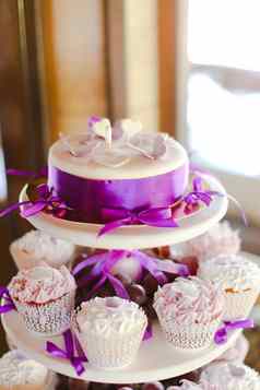 紫罗兰色的装饰甜蜜的美味的蛋糕聚会，派对