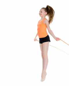 女孩体操运动员执行练习跳过绳子
