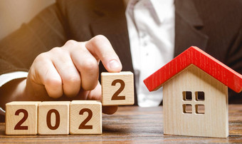 商人使块房子概念真正的房地产市场一年预测价格提供了趋势倾向投资计划抵押贷款贷款