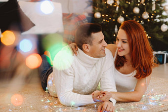 快乐结婚了夫妇说谎地板上圣诞节树首页