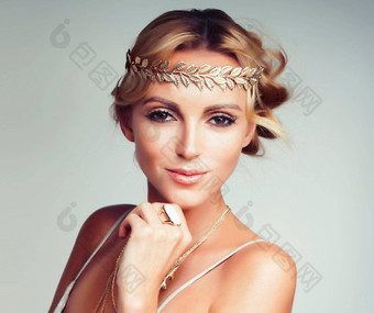 年轻的金发碧眼的女人穿着古老的希腊女神啊黄金珠宝关闭孤立的夏天趋势