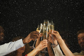 集团年轻的人庆祝一年香槟晚上俱乐部