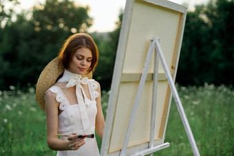 女人白色衣服油漆图片在户外爱好有创意的