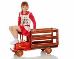 女孩玩木车