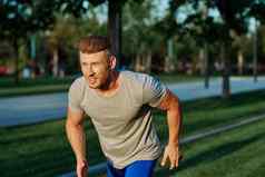 运动男人。公园锻炼慢跑锻炼夏天