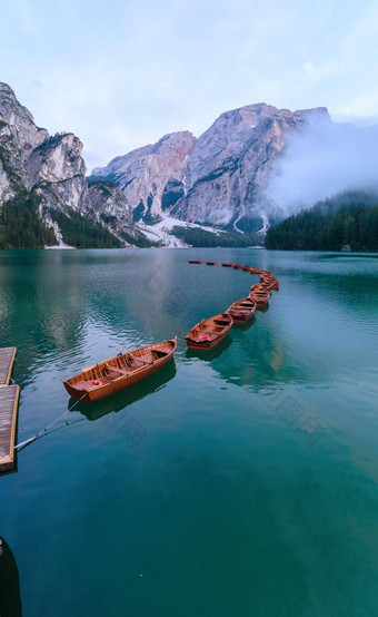 美丽的景观布雷斯湖泻湖布雷斯浪漫的的地方木桥船高山湖阿尔卑斯山脉山白云石山脉意大利欧洲