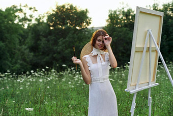 女人艺术家在户外景观有创意的爱好生活方式