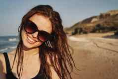 快乐的女人太阳镜泳衣海滩太阳岛