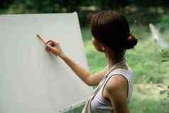女人在户外绘画图片有创意的艺术景观
