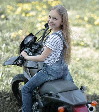 <strong>骑摩托车</strong>的人<strong>女孩骑摩托车</strong>