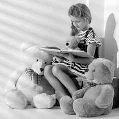 女孩阅读书泰迪熊