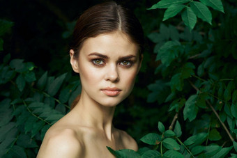 美丽的女人绿色叶子清洁皮肤自然夏天模型