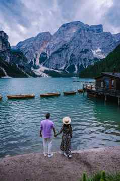 美丽的景观布雷斯湖泻湖布雷斯浪漫的的地方木桥船高山湖阿尔卑斯山脉山白云石山脉意大利欧洲