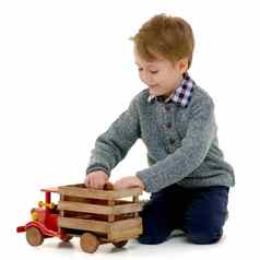 男孩玩木车