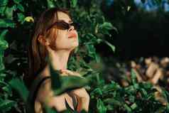 快乐的时尚女人太阳镜绿色叶子俄罗斯夏天
