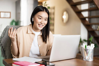 微笑亚洲女孩会说话的移动PC视频<strong>聊天</strong>朋友<strong>学生</strong>年轻的女人辅导在线教学教训电子学习网站