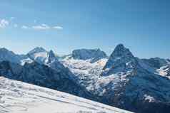 dombay阿尔卑斯山脉白雪覆盖的山坡上雪山太阳好天气冬天滑雪季节