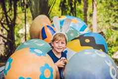 可爱的孩子男孩兔子耳朵有趣的传统的复活节鸡蛋亨特在户外庆祝复活节假期蹒跚学步的发现色彩斑斓的鸡蛋