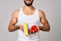 男人。白色t恤蔬菜食物饮食强度零食孤立的背景