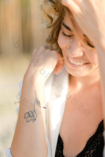 波特兰特年轻的不错的女人手纹身