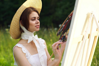 女人白色<strong>衣服</strong>艺术家油漆自然调色板有<strong>创意</strong>的