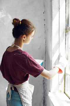 女人白色围裙油漆窗口房子室内改造