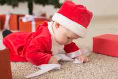美丽的婴儿庆祝圣诞节一年的假期婴儿圣诞节服装圣诞老人他礼物盒子