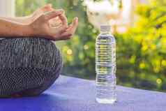 手女人冥想瑜伽构成地毯瑜伽瓶水