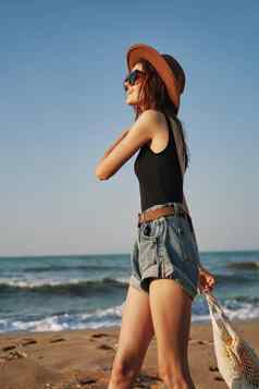 女人时尚的夏天衣服海洋假期太阳