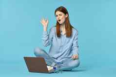 女人移动PC学习互联网在线教育蓝色的背景