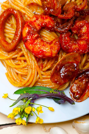 意大利海鲜意大利面意大利面红色的番茄酱汁