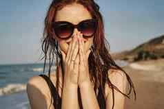 快乐的女人太阳镜泳衣海滩太阳岛