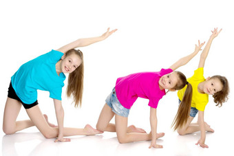 集团女孩体操运动员执行练习