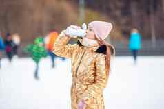 可爱的快乐女孩滑雪橇冬天雪一天